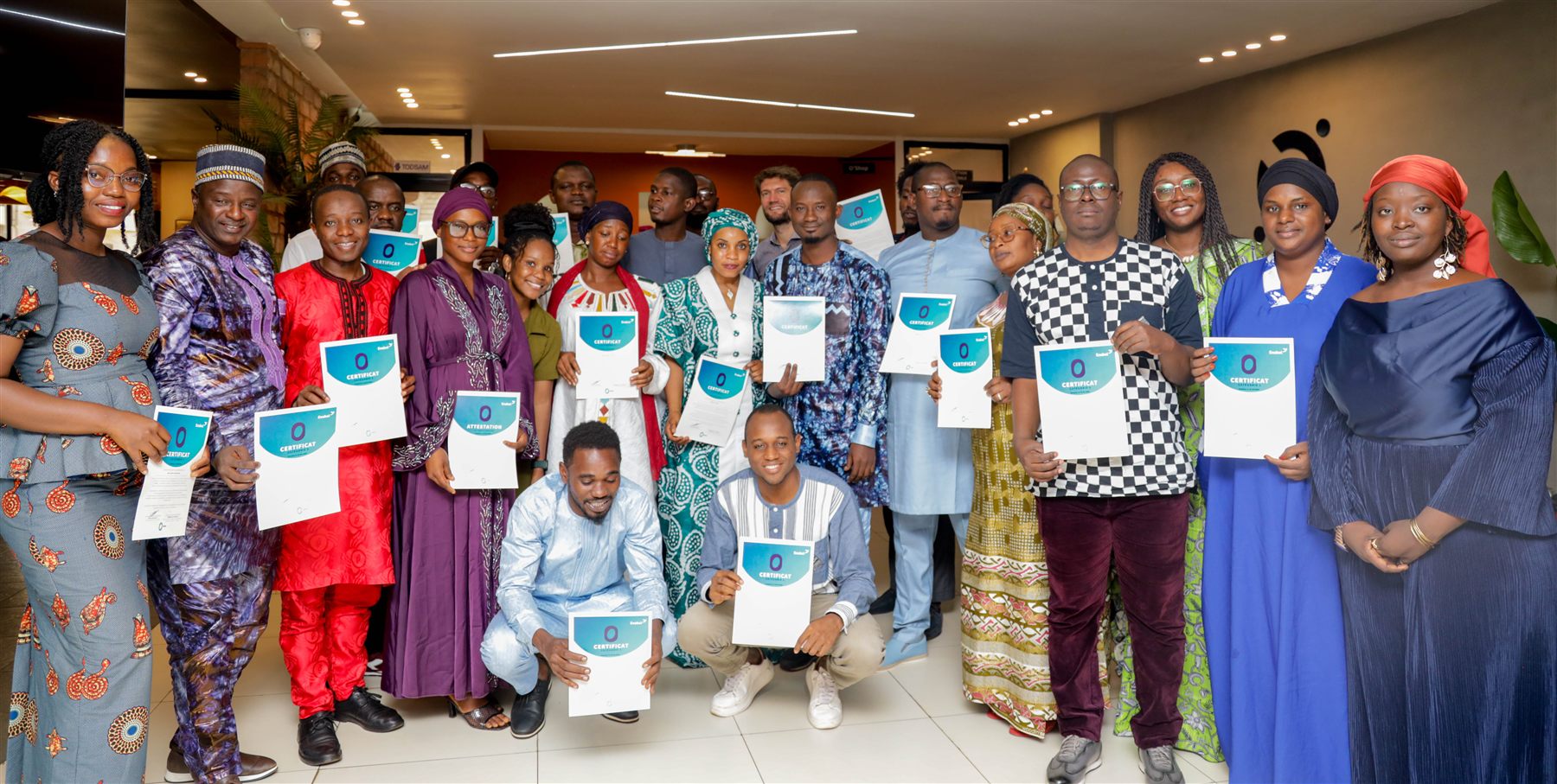 Membres et participants réunis avec leurs certificats